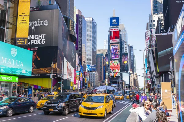 Personas y tráfico en Times Square en la ciudad de Nueva York — Foto de Stock