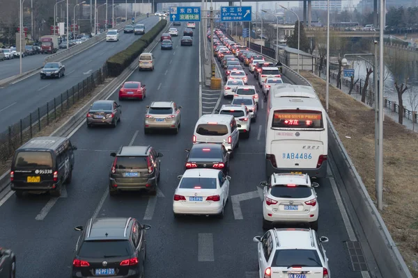 Κυκλοφορίας στον αυτοκινητόδρομο στο Πεκίνο — Φωτογραφία Αρχείου