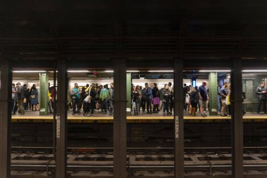 New York'ta bir Metro İstasyonu Tren bekleyen yolcular