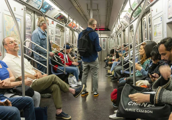 Para komuter yang bepergian dengan kereta bawah tanah di New York City — Stok Foto