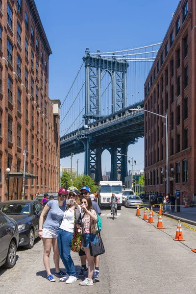Turistas visitando Dumbo en Brooklyn —  Fotos de Stock