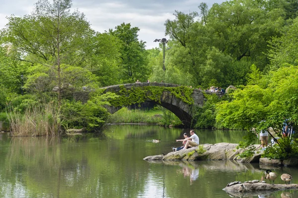İnsanlar New York Central Park'ta ziyaret — Stok fotoğraf