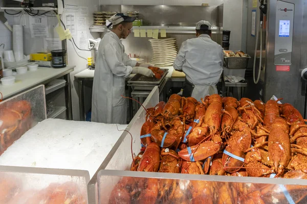 Chef preparing cooked lobster in a market stall — Stock Photo, Image