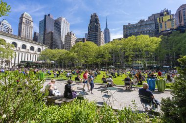 New York, ABD - 10 Mayıs 2018: İnsanlar Manhattan şehir merkezindeki Bryant Park'ta rahatlatıcı