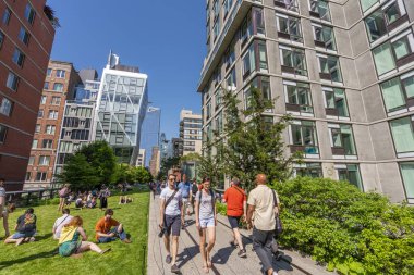 New York'ta yüksek hat boyunca yürüyüş insanlar