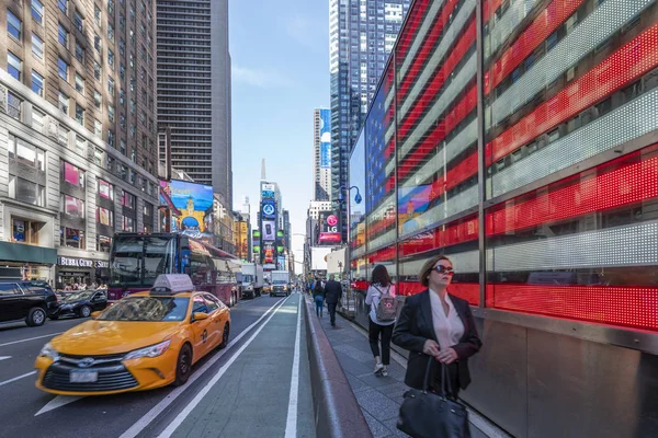 Verkeer en forenzen op Times Square in New York City — Stockfoto