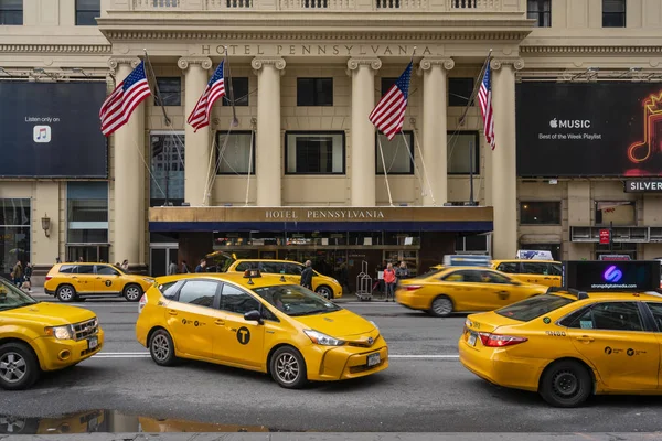 Taxi's te wachten buiten een luxehotel in New York City — Stockfoto