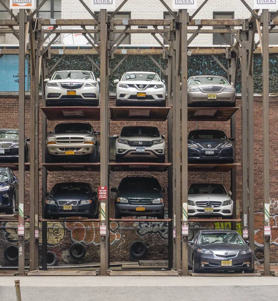 Vertical car park in Manhattan New York — Stock Photo, Image