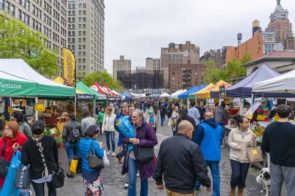 İnsanlar New York'ta bir semt pazarı ziyaret — Stok fotoğraf