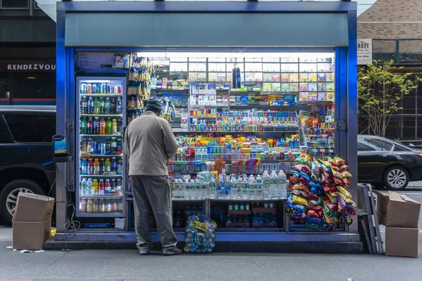 Langs de weg kiosk in New York City — Stockfoto