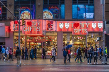 İnsanlar outisde Times Square New York City yakınındaki bir Hediyelik eşya dükkanı