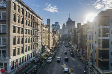 Peope ve New York City mahallesinde arabalara