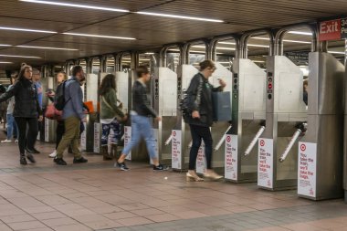 New York'ta bir Metro İstasyonu turnike geçmekte commuters