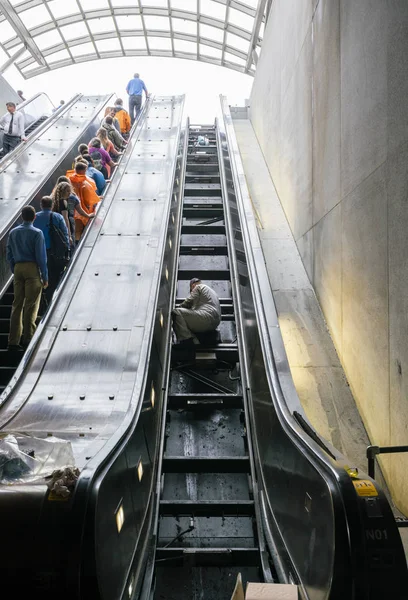 Travailleur réparant un escalier roulant dans une gare — Photo