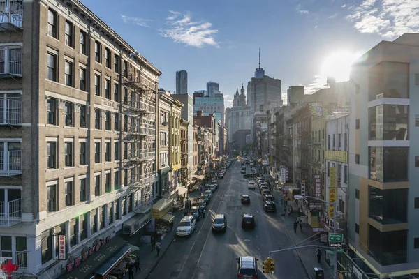 Peope y coches en el barrio de Chinatown en Nueva York — Foto de Stock