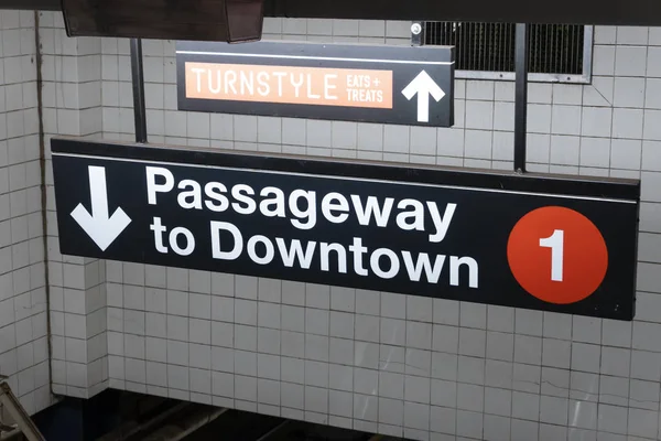 Downtown tecken i en tunnelbanestation i New York City — Stockfoto