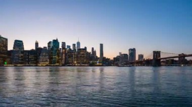 Manhattan siluetinin ve Brooklyn Köprüsü'nün Hyperlapse video