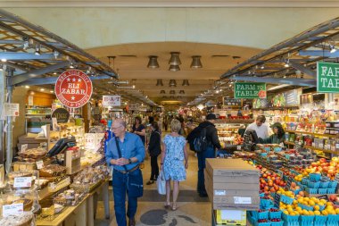New York City'deki Grand Central Market alışveriş insanlar