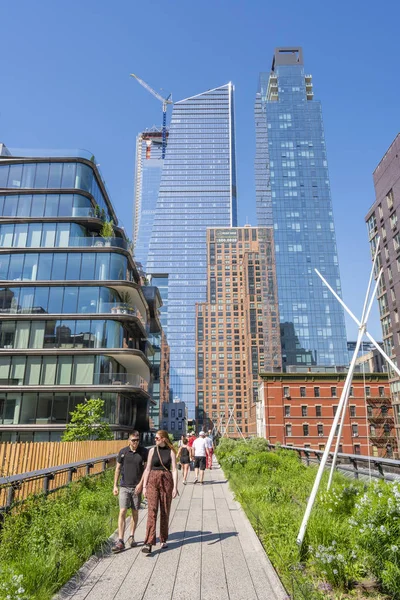 Gente caminando por The High Line en Nueva York —  Fotos de Stock