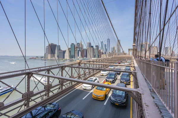 Circulation sur le pont de Brooklyn à New York — Photo