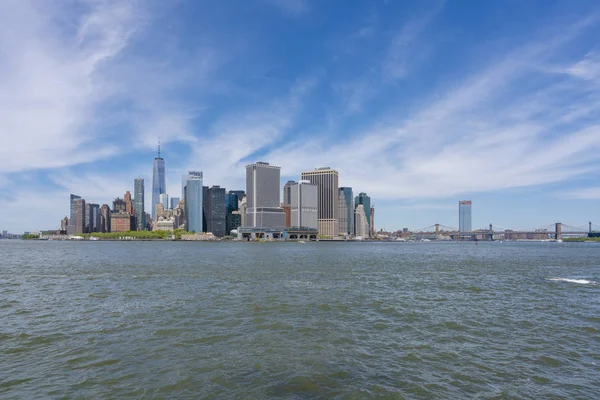 El horizonte de Manhattan y el puente de Brooklyn durante el día — Foto de Stock