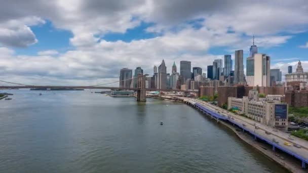 Manhattan Siluetinin Brooklyn Köprüsü Nün Gündüz Hyperlapse Video — Stok video