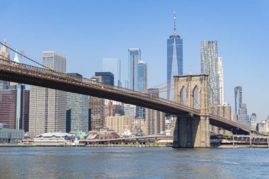 Manhattan siluetinin ve Brooklyn Köprüsü gündüz