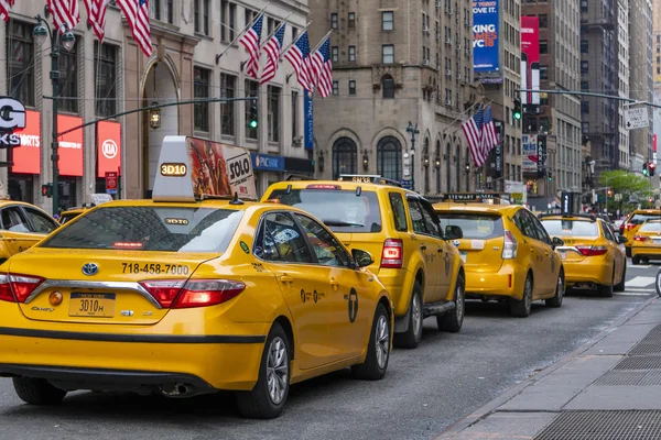 Yellow taxicabs in New York City — Stock Photo, Image