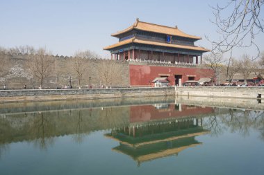 Beijing, Çin - 22 Mar 2018: Görünümünü insanlar outisde Pekin Yasak Şehir Doğu kapısı. Beijing ve popüler bir turistik karmaşık saray gibi.