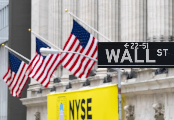 Wall Street sign nära New York Stock Exchange — Stockfoto
