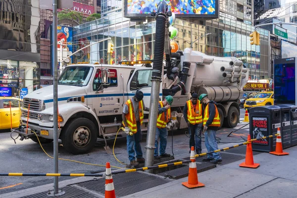 Workers cleaning sewer — Stock Photo, Image