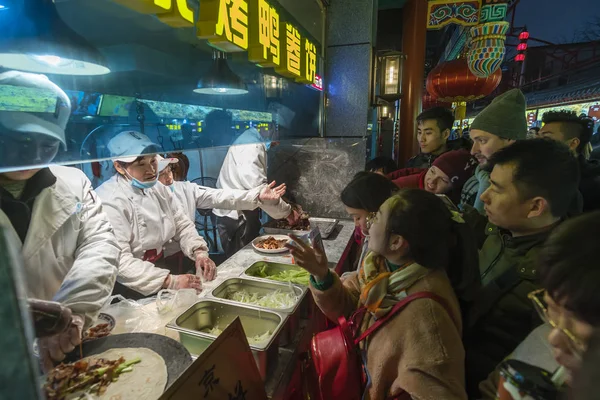 Lidé na ulici Wangfujing Snack v Pekingu — Stock fotografie