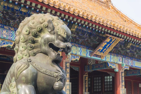 Bronzen Leeuw standbeeld in het Zomerpaleis, Beijing — Stockfoto