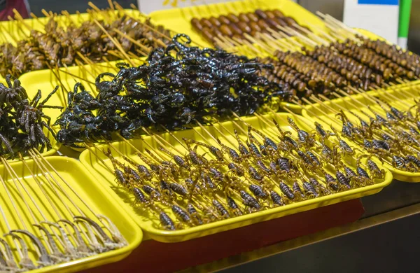 Gebakken Schorpioen te koop bij een kraam voedsel in China — Stockfoto