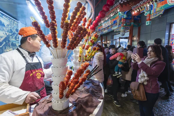 Les gens de la rue Wangfujing Snack à Pékin — Photo