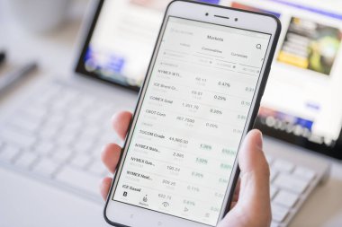 Emtia fiyatlarının bir smartphone cep telefonu ile kontrol