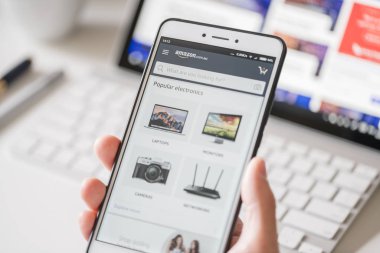 Amazon online alışveriş mağazası bir smartphone cep telefonu ile tarama