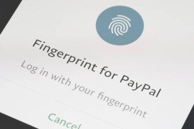 Melbourne, Avustralya - 1 Şubat 2018: Paypal App bir smartphone cep telefonu ile oturum için kullanarak parmak izi. PayPal dünyanın en büyük internet ödeme şirketlerinden biridir.
