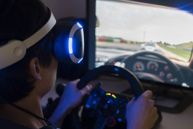 Yarış video oyunu Vr kulaklık ile evde oynarken