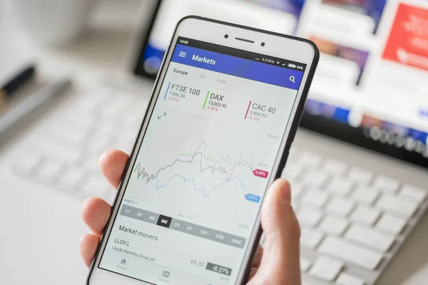 Checking stock market data on a smartphone — Stock Photo, Image