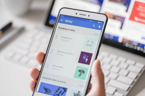 Navegar por la tienda eBay en un smartphone — Foto de Stock