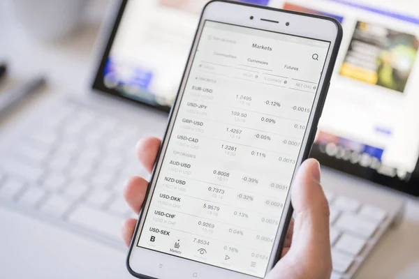 Kontrollera valutakurser på en smartphone — Stockfoto