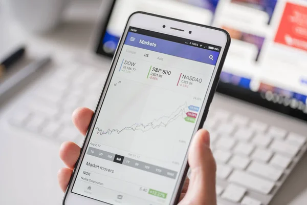 Kontrollera aktiemarknaden data på en smartphone — Stockfoto
