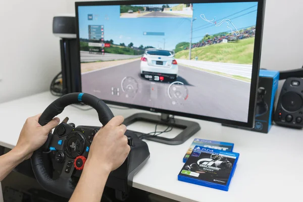 Spela racing videospel hemma — Stockfoto