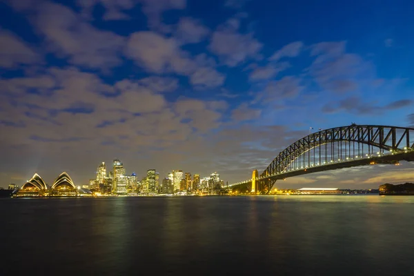 悉尼歌剧院和 Cbd 在夜间 — 图库照片