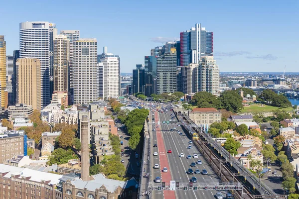 Pohled ze Sydney Cbd a highway provozu na most Harbour Bridge — Stock fotografie