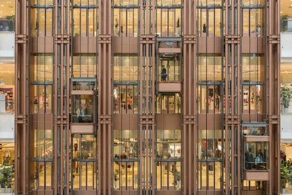 Ascenseurs dans un centre commercial moderne — Photo