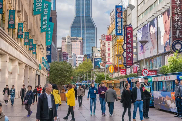 Люди, посещающие торговую улицу Нанкин-роуд в Шанхае — стоковое фото