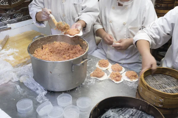 Making Shanghai dumplings — Stock Photo, Image