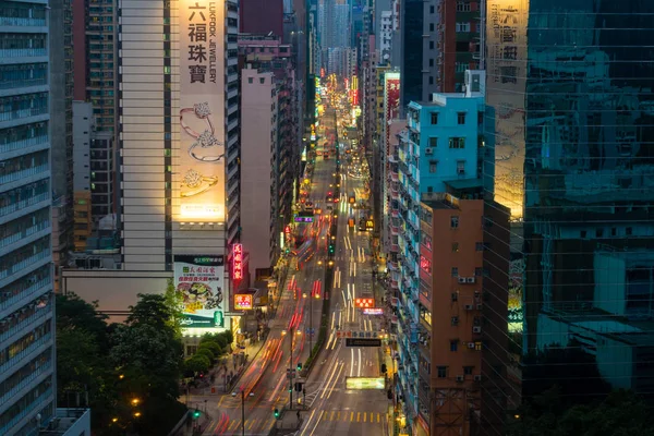 Tráfego em uma rua movimentada em Hong Kong — Fotografia de Stock